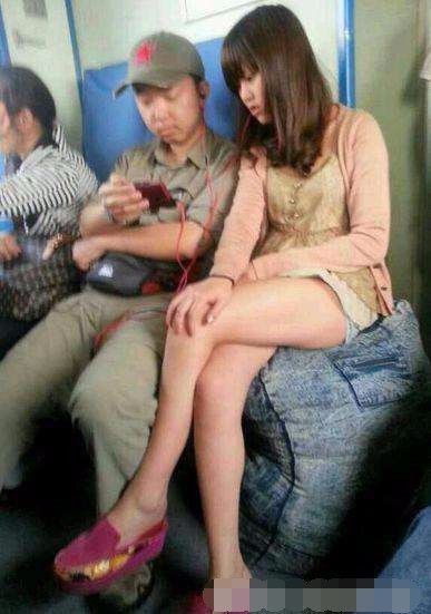在火车上和超短裤美女组图(3)(点击浏览下一张趣图)
