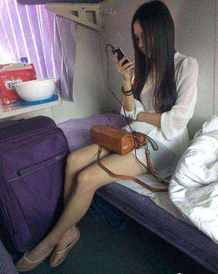 火车卧铺上的超短裤美女(点击浏览下一张趣图)