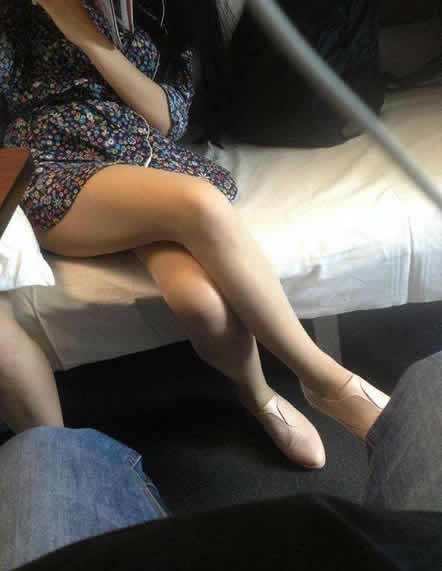 火车卧铺上的超短裤美女(7)(点击浏览下一张趣图)