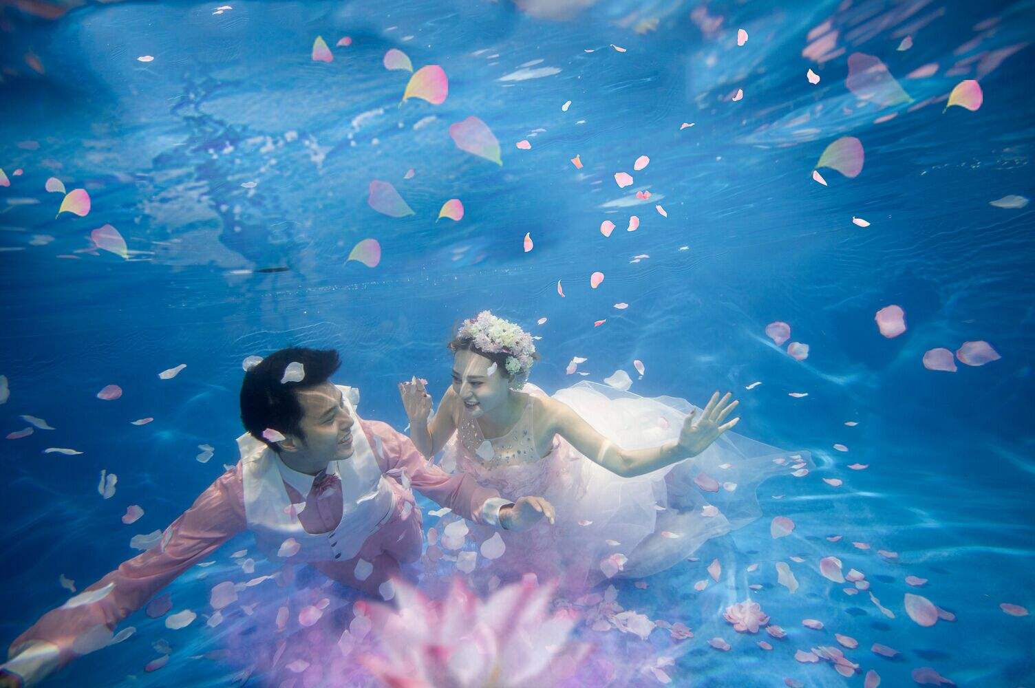 水下婚纱照照片(2)(点击浏览下一张趣图)
