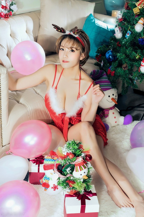穿圣诞节服装的中国大胸美女(10)(点击浏览下一张趣图)