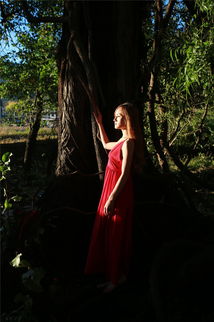 森系长裙美女写真黑森林中的美女精灵(点击浏览下一张趣图)