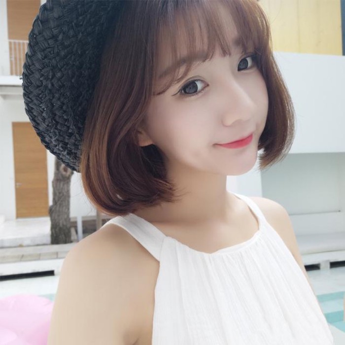 带刘海的短发发型2018女生图片(点击浏览下一张趣图)