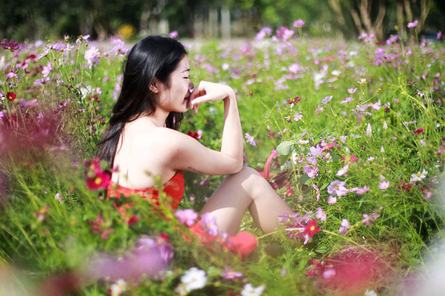 清纯唯美亚洲丁香五月花丛美女写真(3)(点击浏览下一张趣图)