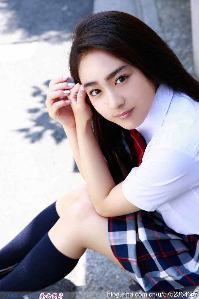 穿着韩国校服的女生(点击浏览下一张趣图)