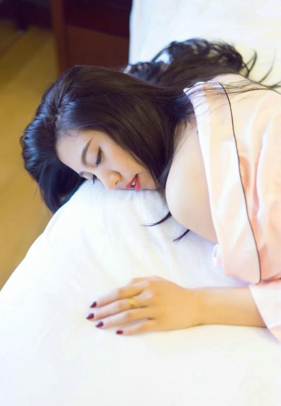 朋友女友紫夏凌荣白色情趣睡衣诱惑大胆开放写真(4)(点击浏览下一张趣图)