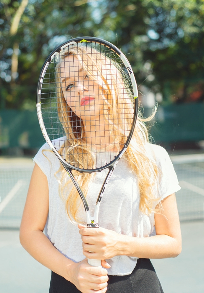 俄罗斯网球美女金发短裙美腿户外写真(4)(点击浏览下一张趣图)