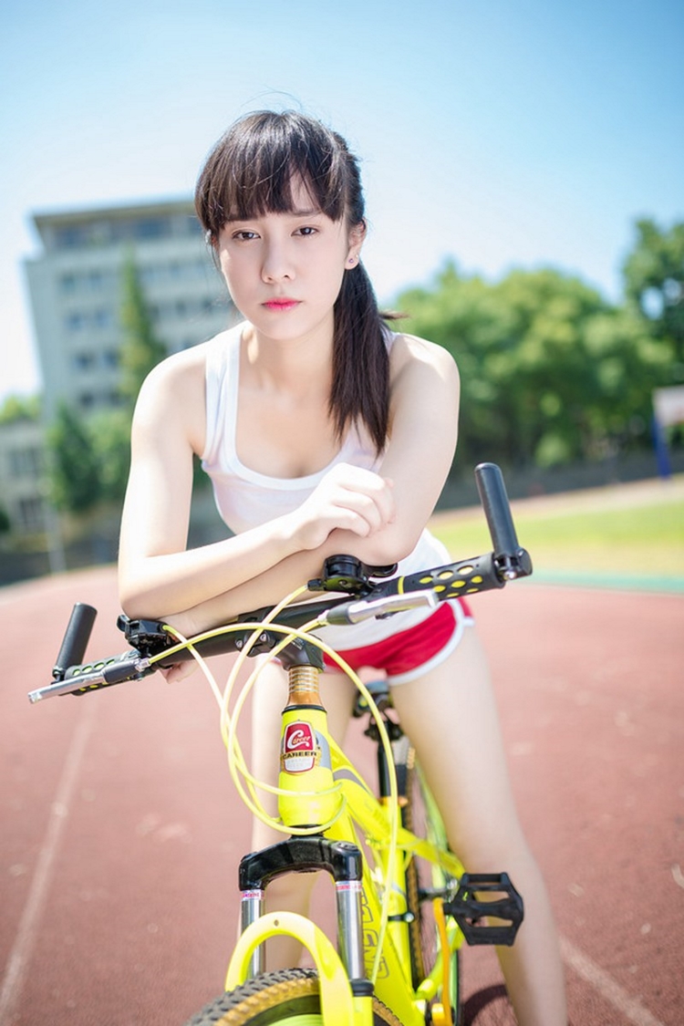 骑行天下单车美女红色运动裤笑容甜美(点击浏览下一张趣图)
