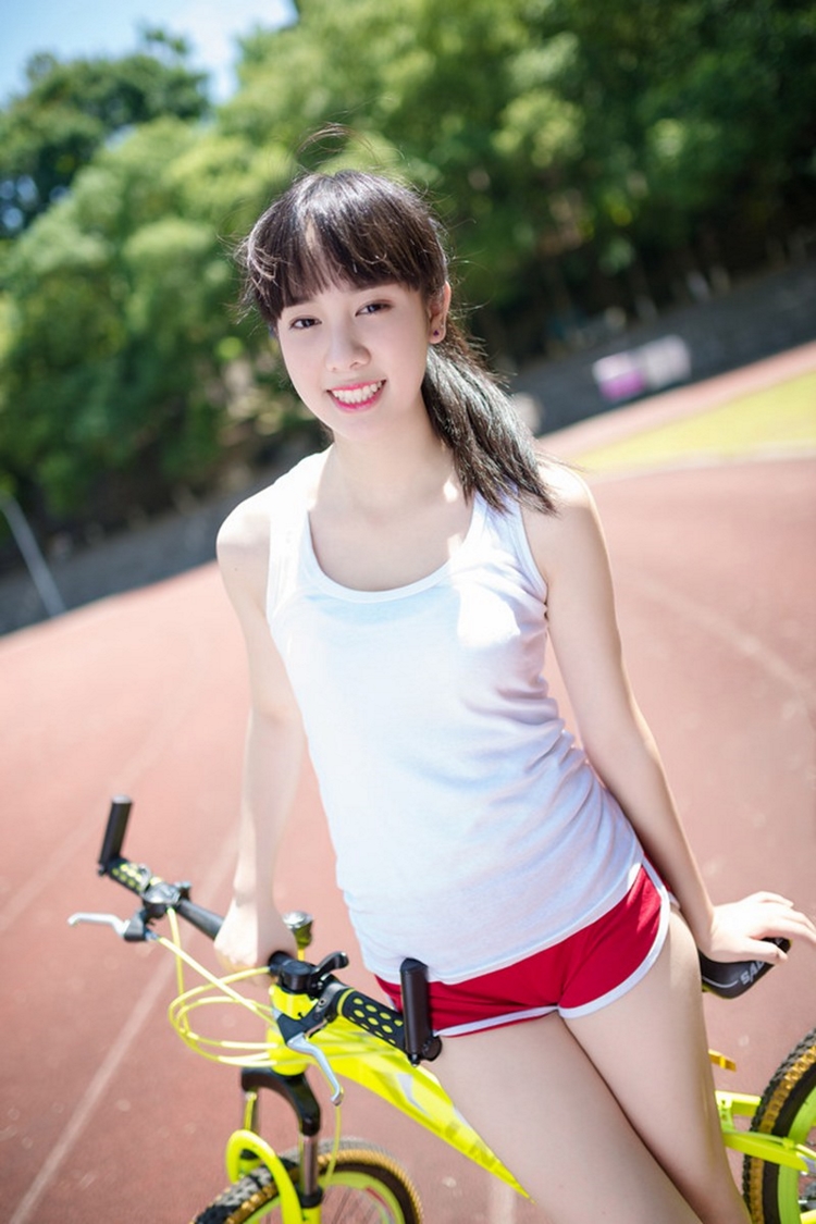 骑行天下单车美女红色运动裤笑容甜美(3)(点击浏览下一张趣图)