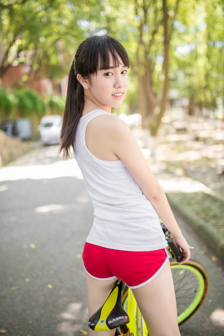 骑行天下单车美女红色运动裤笑容甜美(4)(点击浏览下一张趣图)