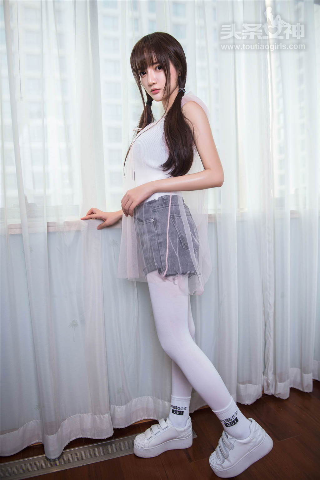 刘冰白袜女友性感粉嫩人体艺术写真(2)(点击浏览下一张趣图)