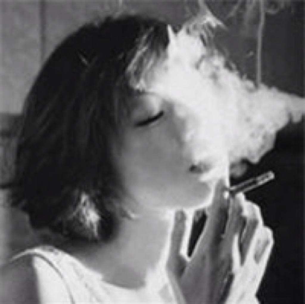 女生抽烟头像叼着烟高清大图(3)(点击浏览下一张趣图)
