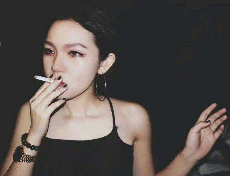 女生抽烟头像叼着烟高清大图(4)(点击浏览下一张趣图)