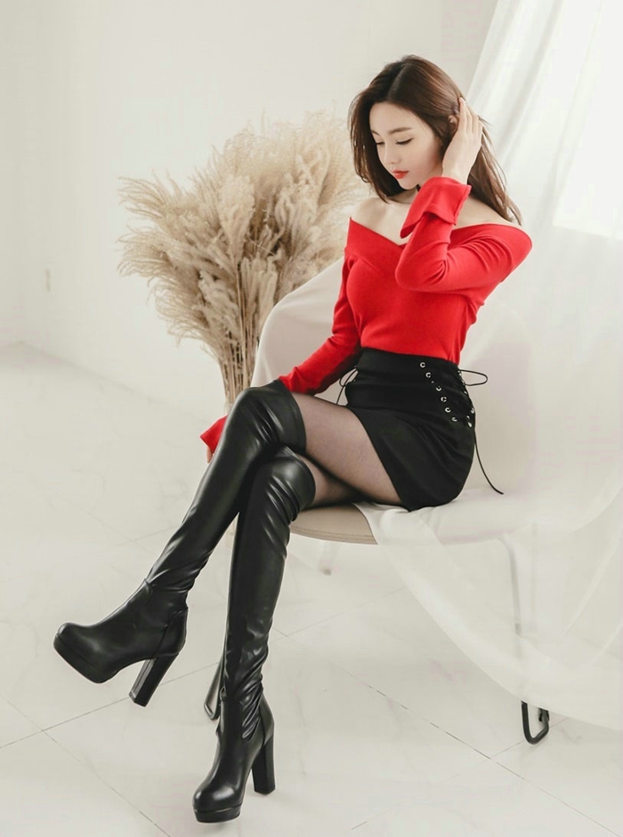 北京皮靴女王s纤细美腿s型身材气质写真(2)(点击浏览下一张趣图)