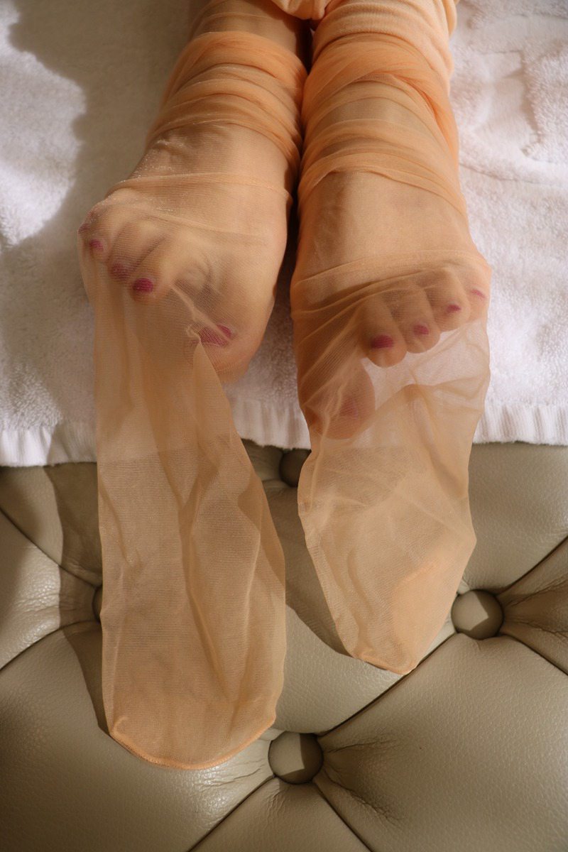 肖莎的臭脚肉色丝袜香脚玉足迷人写真(2)(点击浏览下一张趣图)