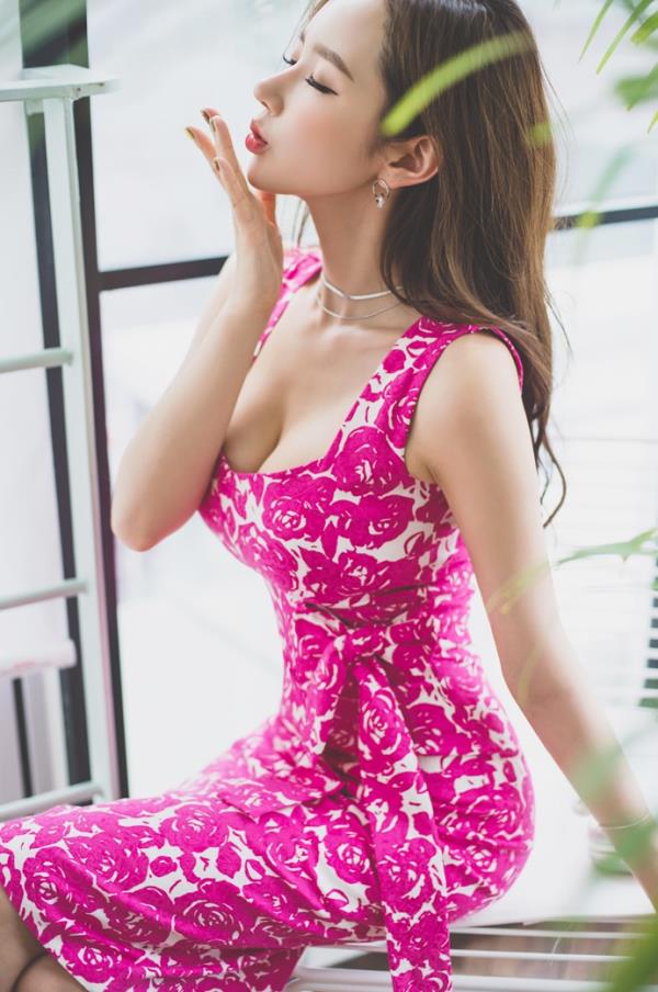 4s4s4s色韩国风骚嫩模超紧贴身裙爆乳写真(点击浏览下一张趣图)