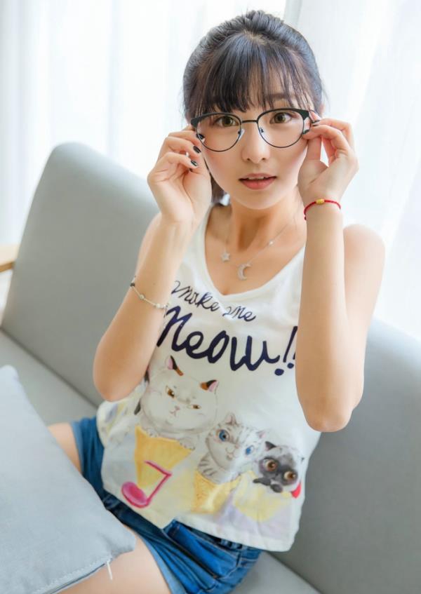 中国好胸第248期眼镜女生沙发美乳单纯写真(点击浏览下一张趣图)