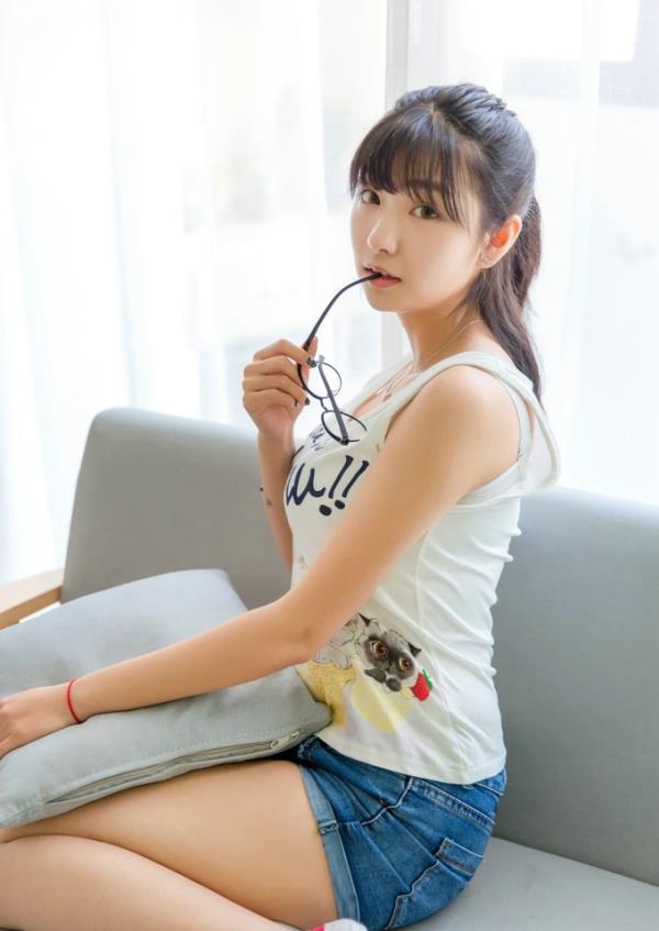 中国好胸第248期眼镜女生沙发美乳单纯写真(2)(点击浏览下一张趣图)