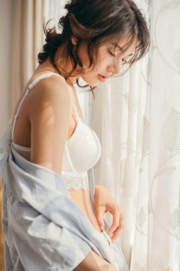 韩国迷人的乳沟媚娘迷乱卷发脱衣写真(点击浏览下一张趣图)