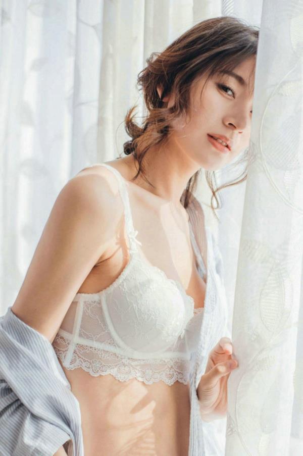 韩国迷人的乳沟媚娘迷乱卷发脱衣写真(4)(点击浏览下一张趣图)