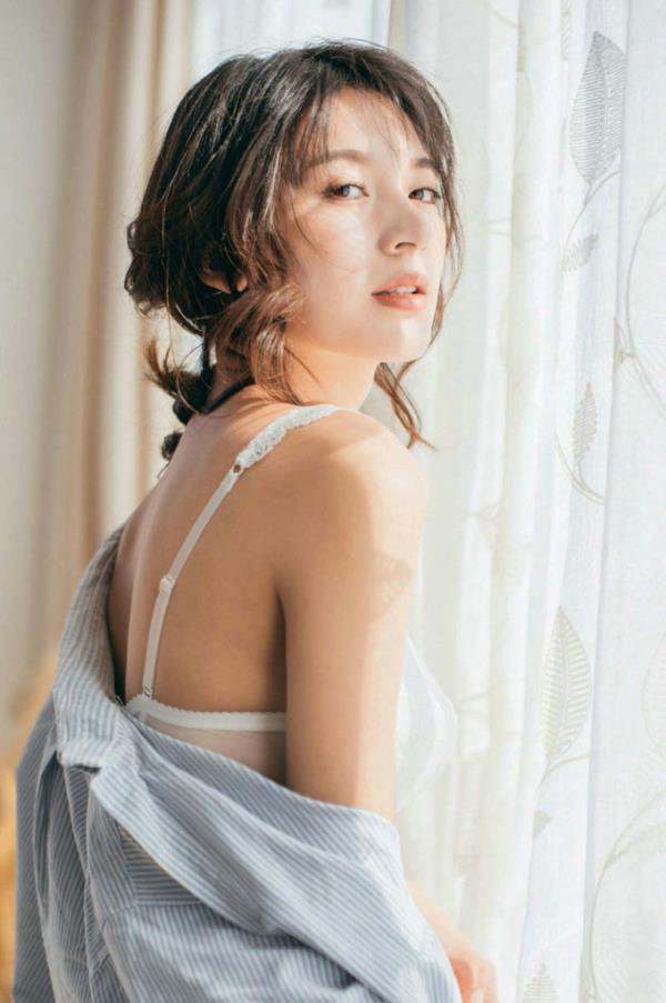 韩国迷人的乳沟媚娘迷乱卷发脱衣写真(5)(点击浏览下一张趣图)