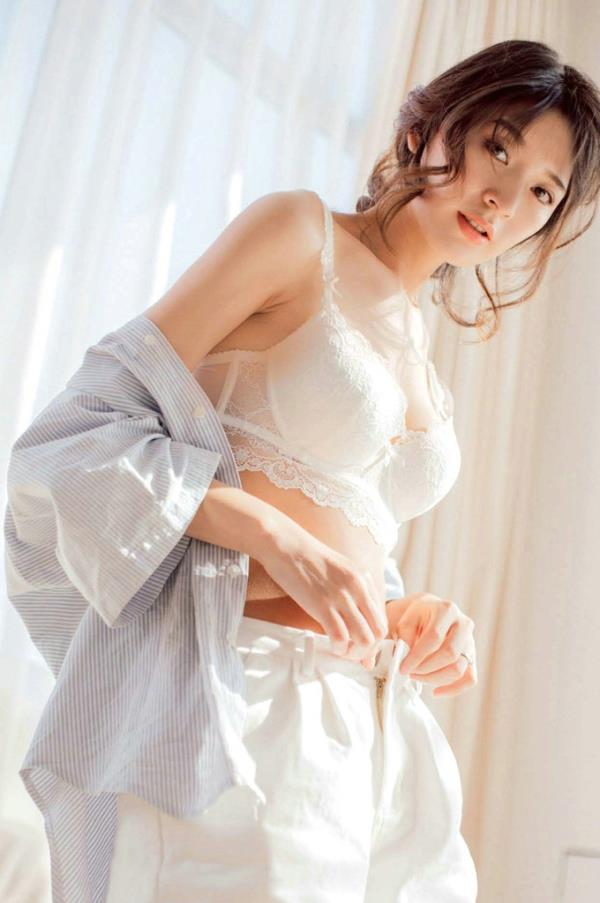 韩国迷人的乳沟媚娘迷乱卷发脱衣写真(7)(点击浏览下一张趣图)
