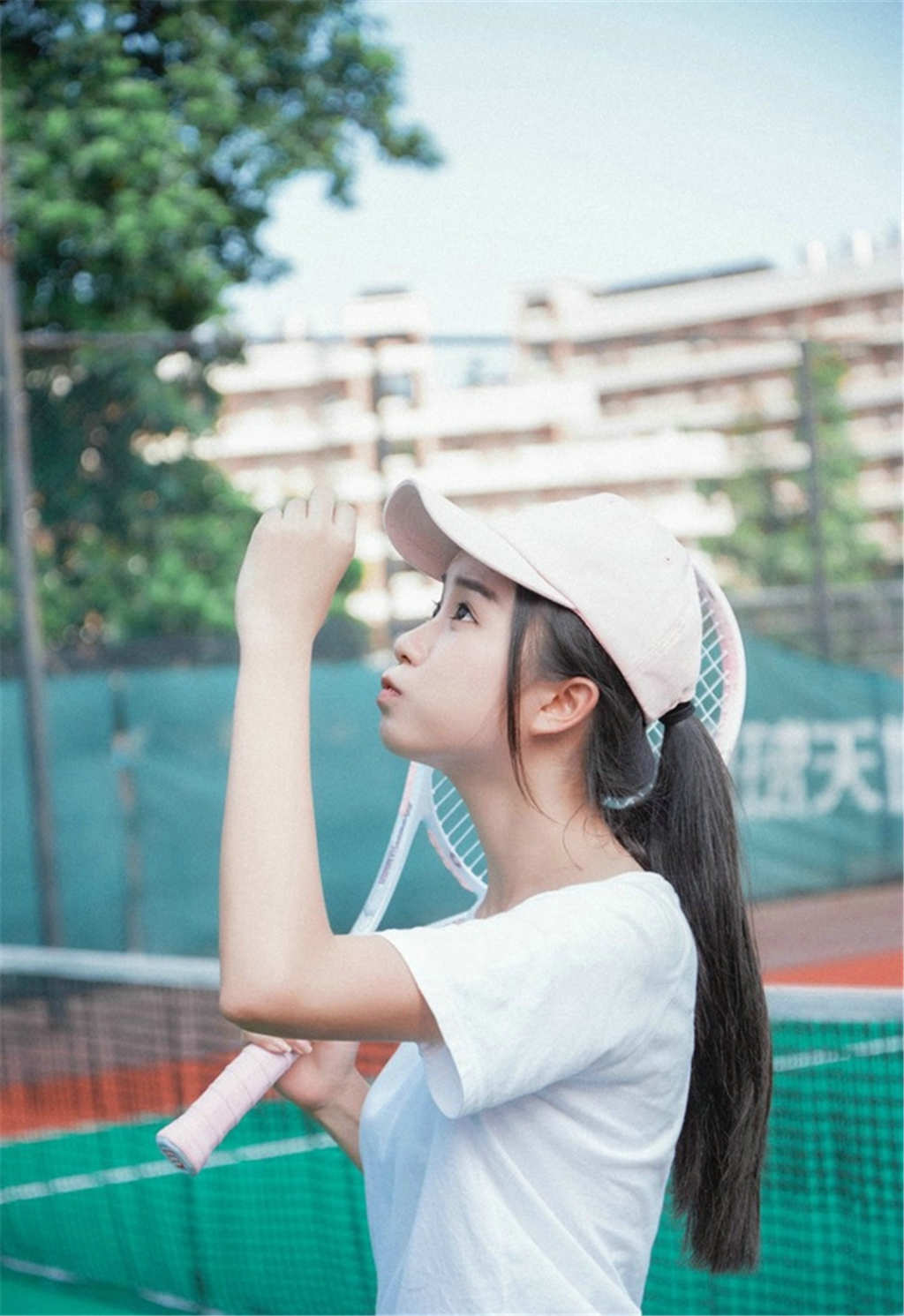 真空打网球的妹子鸭舌帽户外清纯氧气写真(点击浏览下一张趣图)