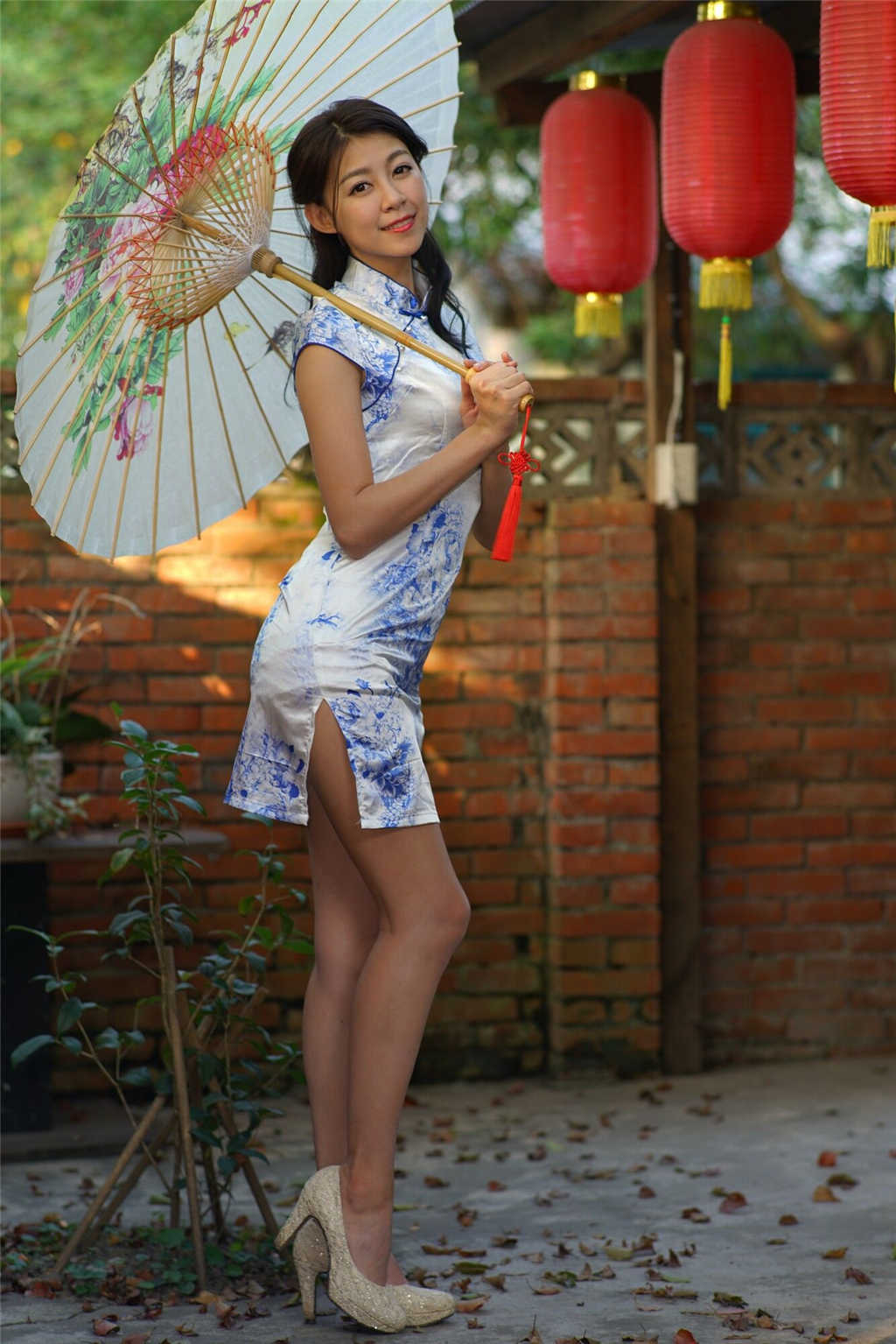 台湾美女简嘉莹（我的小紫）青花旗袍古典写真(点击浏览下一张趣图)