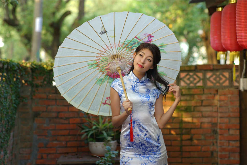 台湾美女简嘉莹（我的小紫）青花旗袍古典写真(5)(点击浏览下一张趣图)