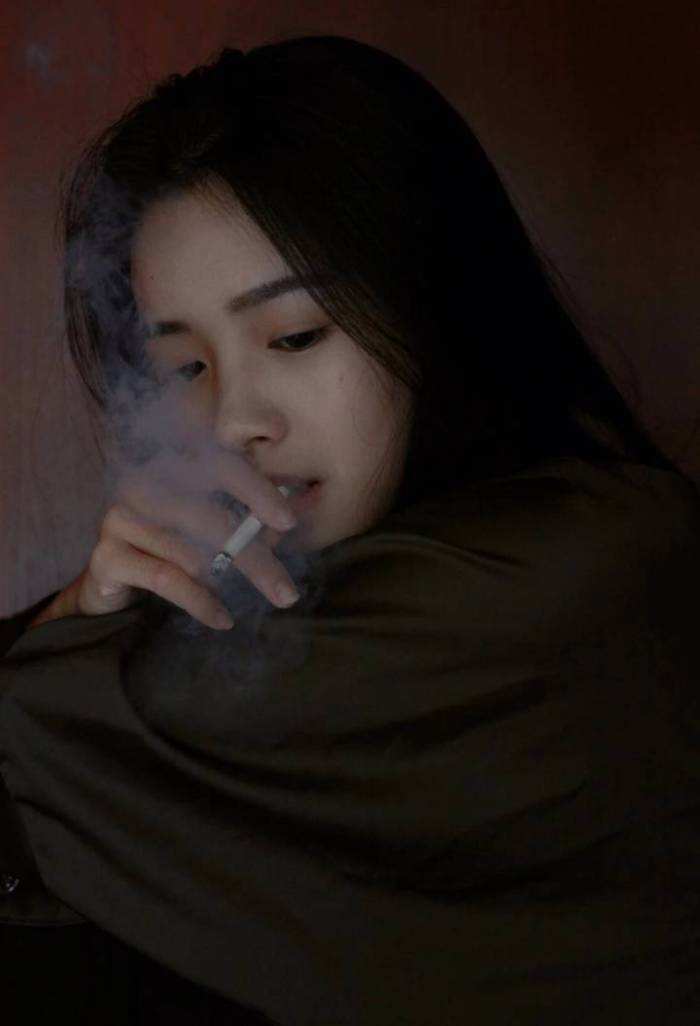 16岁抽烟女生头像霸气范高清真人图片(点击浏览下一张趣图)