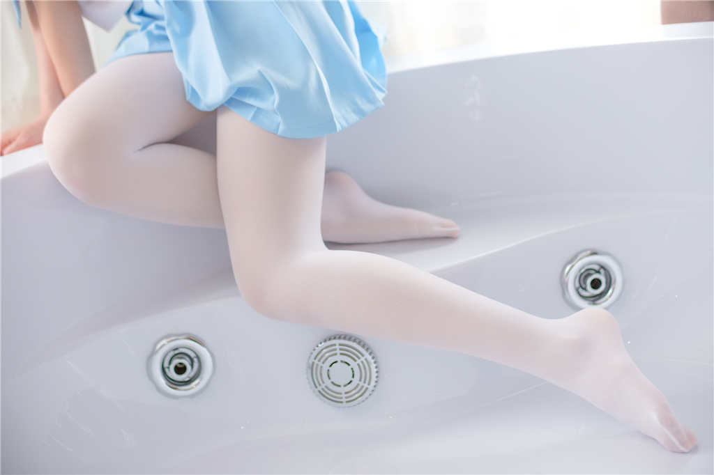 青蕊含香之凌乱的天使萝莉浴缸白嫩美腿私房照(5)(点击浏览下一张趣图)