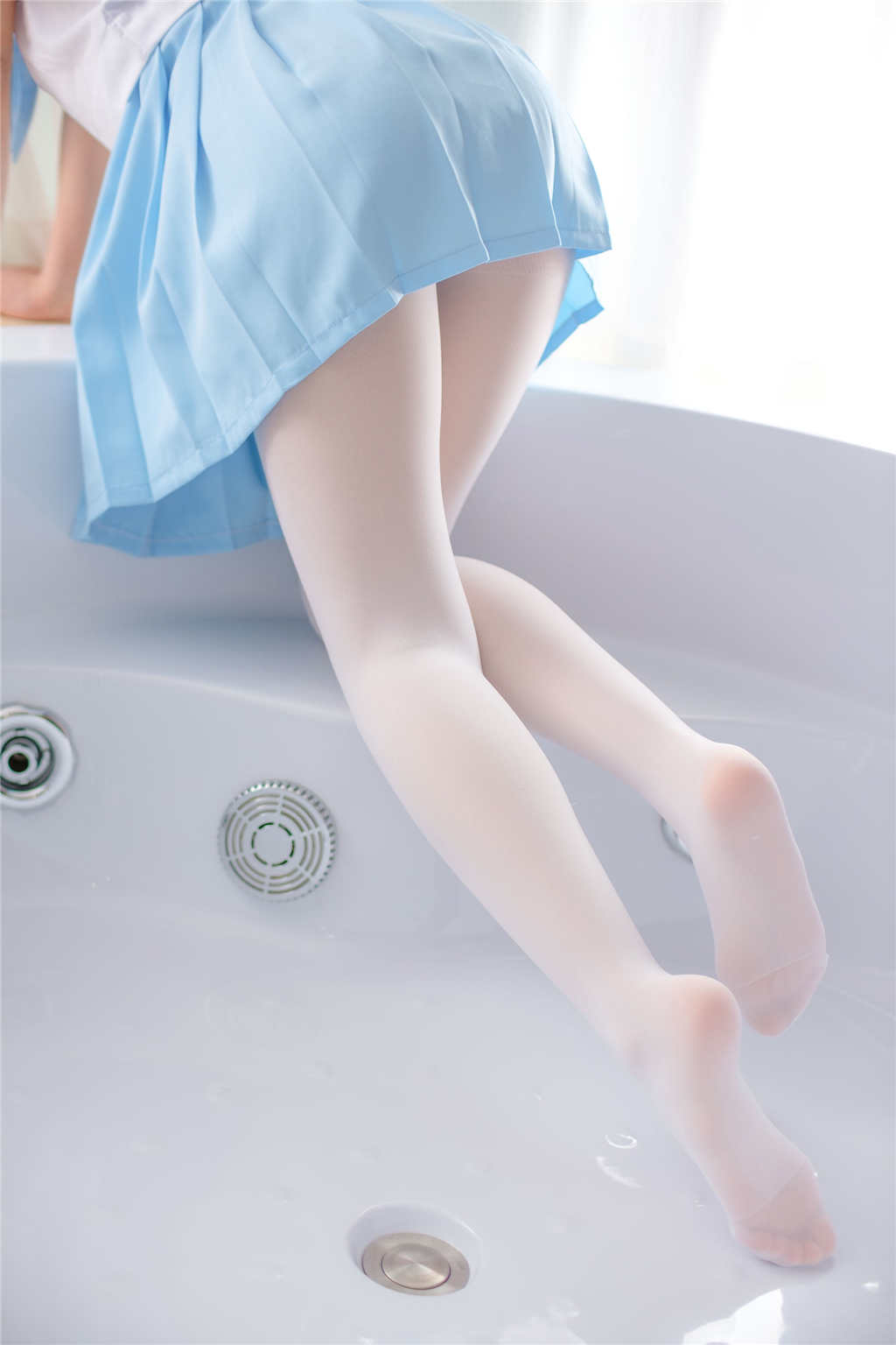 青蕊含香之凌乱的天使萝莉浴缸白嫩美腿私房照(6)(点击浏览下一张趣图)