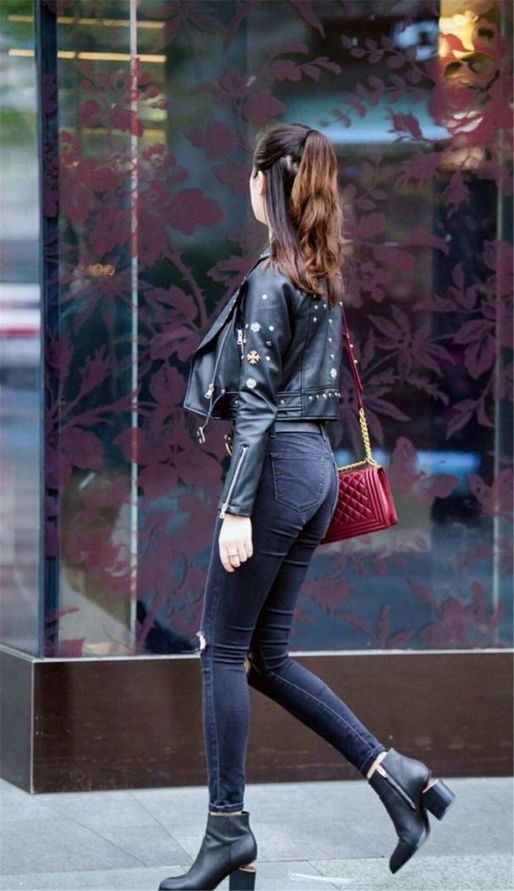 街拍美术馆皮外套极品身材美女性感照片(6)(点击浏览下一张趣图)