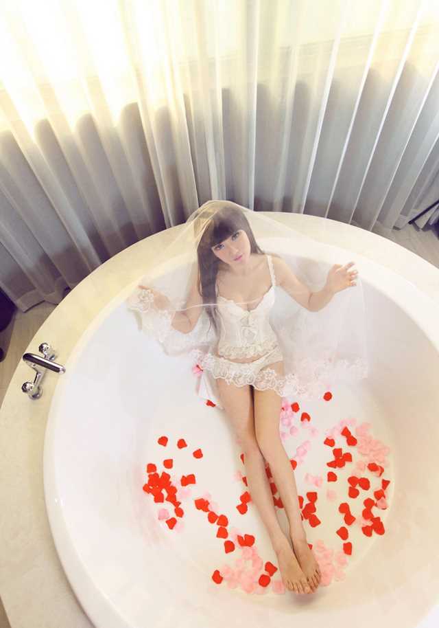 巨胸家政妇女浴室玫瑰浴白嫩写真(3)(点击浏览下一张趣图)