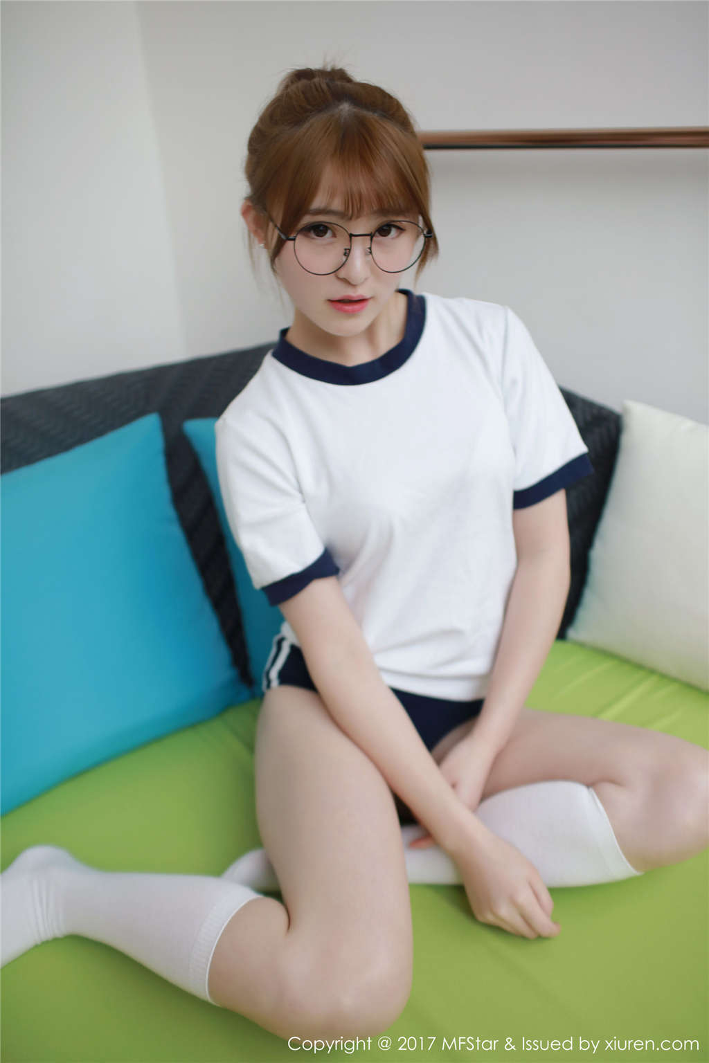 伊小七戴眼镜运动服紧身小短裤写真图片(点击浏览下一张趣图)