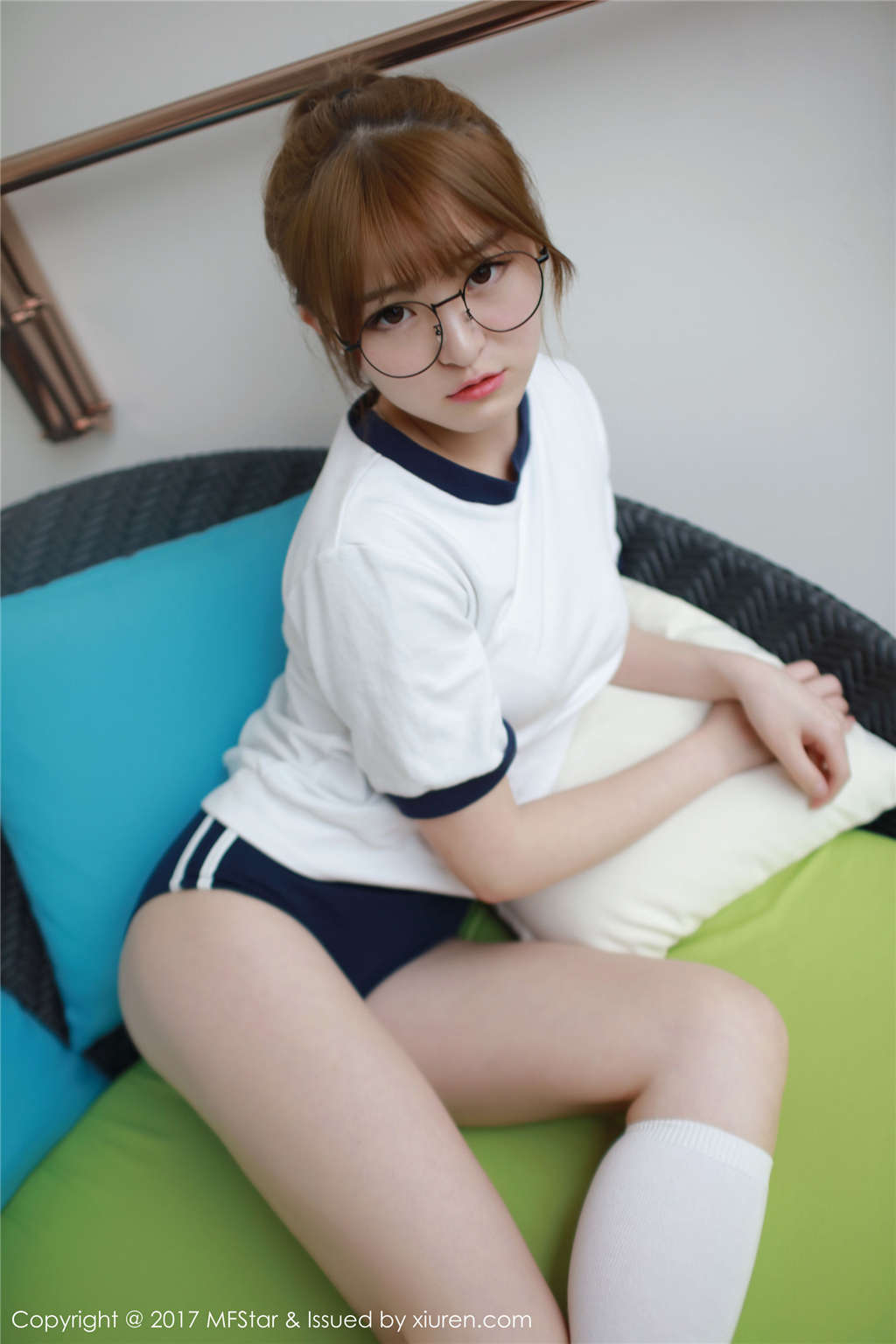伊小七戴眼镜运动服紧身小短裤写真图片(5)(点击浏览下一张趣图)