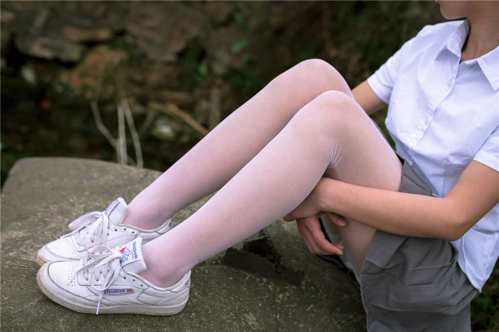 白丝帆布鞋稚嫩学生最美大腿图片(点击浏览下一张趣图)