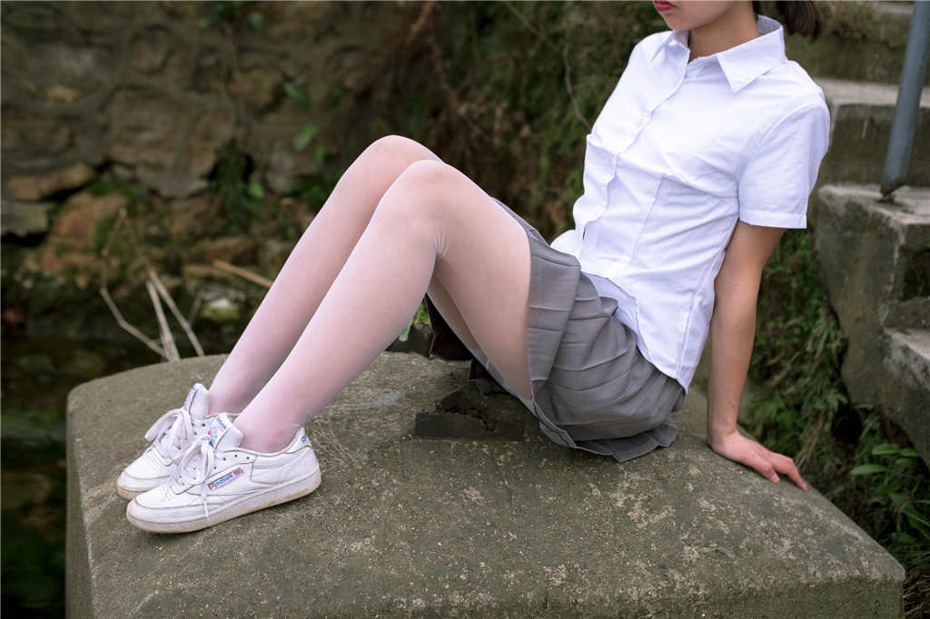 白丝帆布鞋稚嫩学生最美大腿图片(2)(点击浏览下一张趣图)