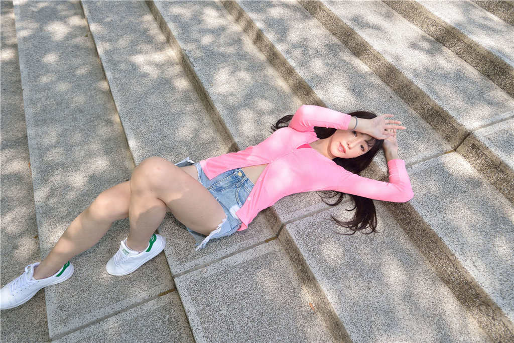 台湾正妹于正熙热裤板鞋街拍写真(点击浏览下一张趣图)