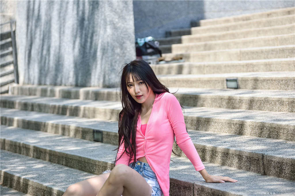 台湾正妹于正熙热裤板鞋街拍写真(6)(点击浏览下一张趣图)