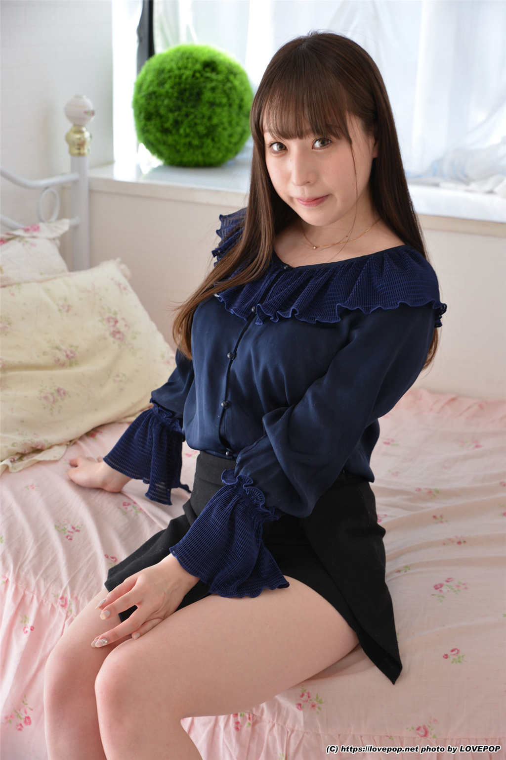 透明打底裤超薄紧身裤日本美女床上写真(2)(点击浏览下一张趣图)