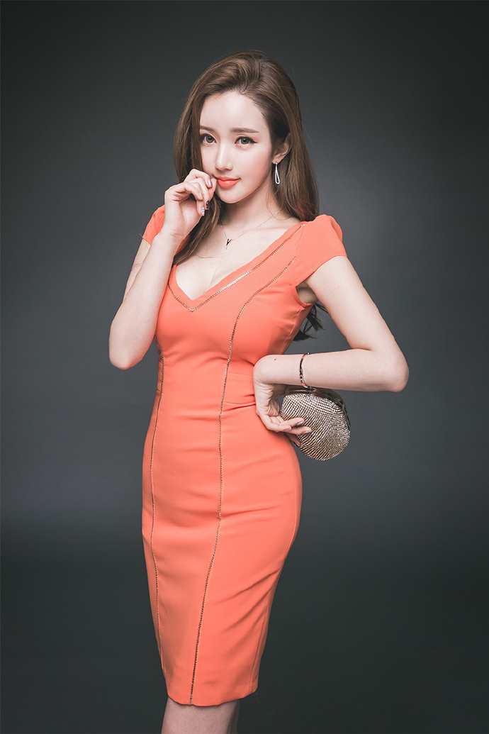 [嫩12p]白嫩韩国紧身制服裙美女写真照片(5)(点击浏览下一张趣图)