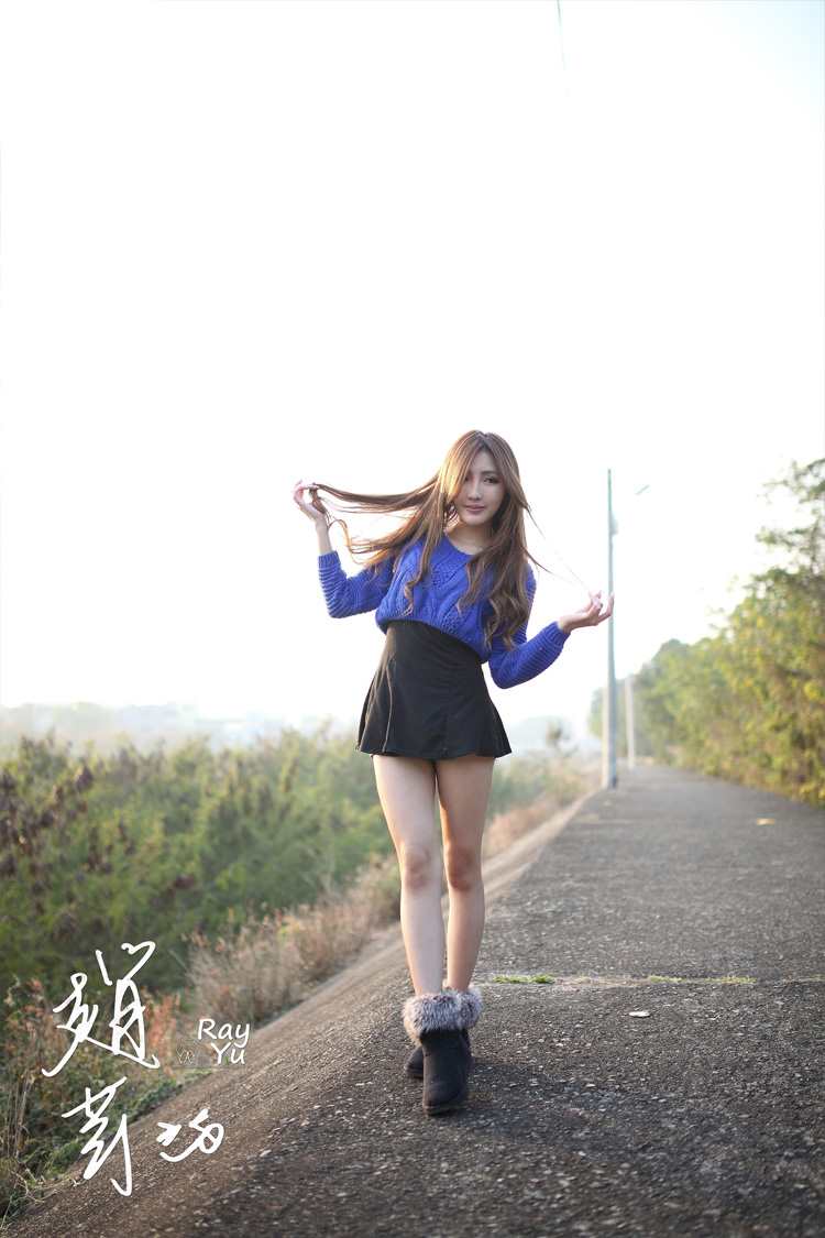 [小嫩妞p]蓝色毛线衣性感石榴短裙美女性感时尚街拍写真(5)(点击浏览下一张趣图)