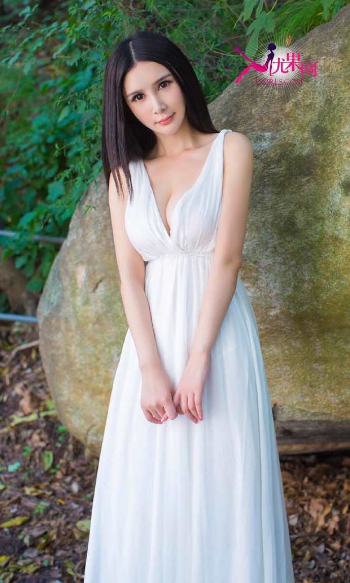 [上一篇11p下一篇12]神仙姐姐美女女神白色长裙公园写真(点击浏览下一张趣图)