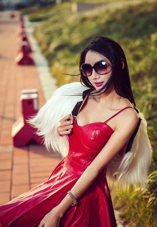 [13嫩p图片]高颜值美女红色皮裙户外墨镜写真集(3)(点击浏览下一张趣图)