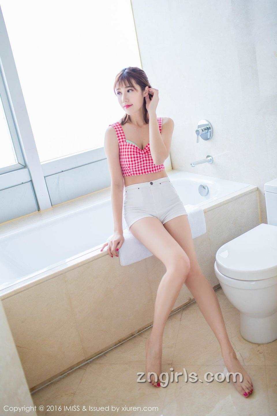 [女朋友好爽13p]小仙女格子衫细腿美女浴室写真自拍(2)(点击浏览下一张趣图)