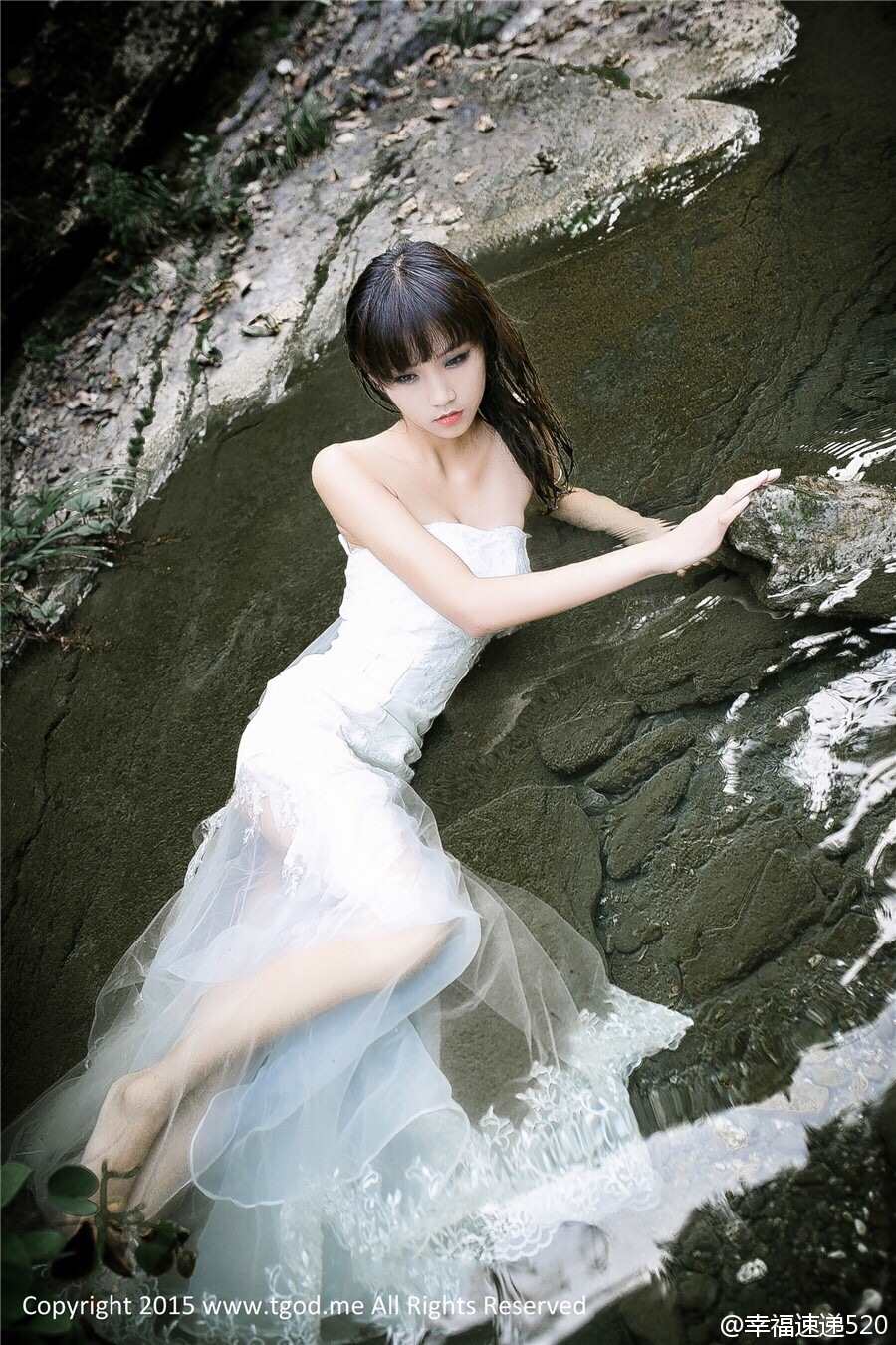 [黑发艳妇11p]白色婚纱裙美女溪边湿身玉足写真集(2)(点击浏览下一张趣图)