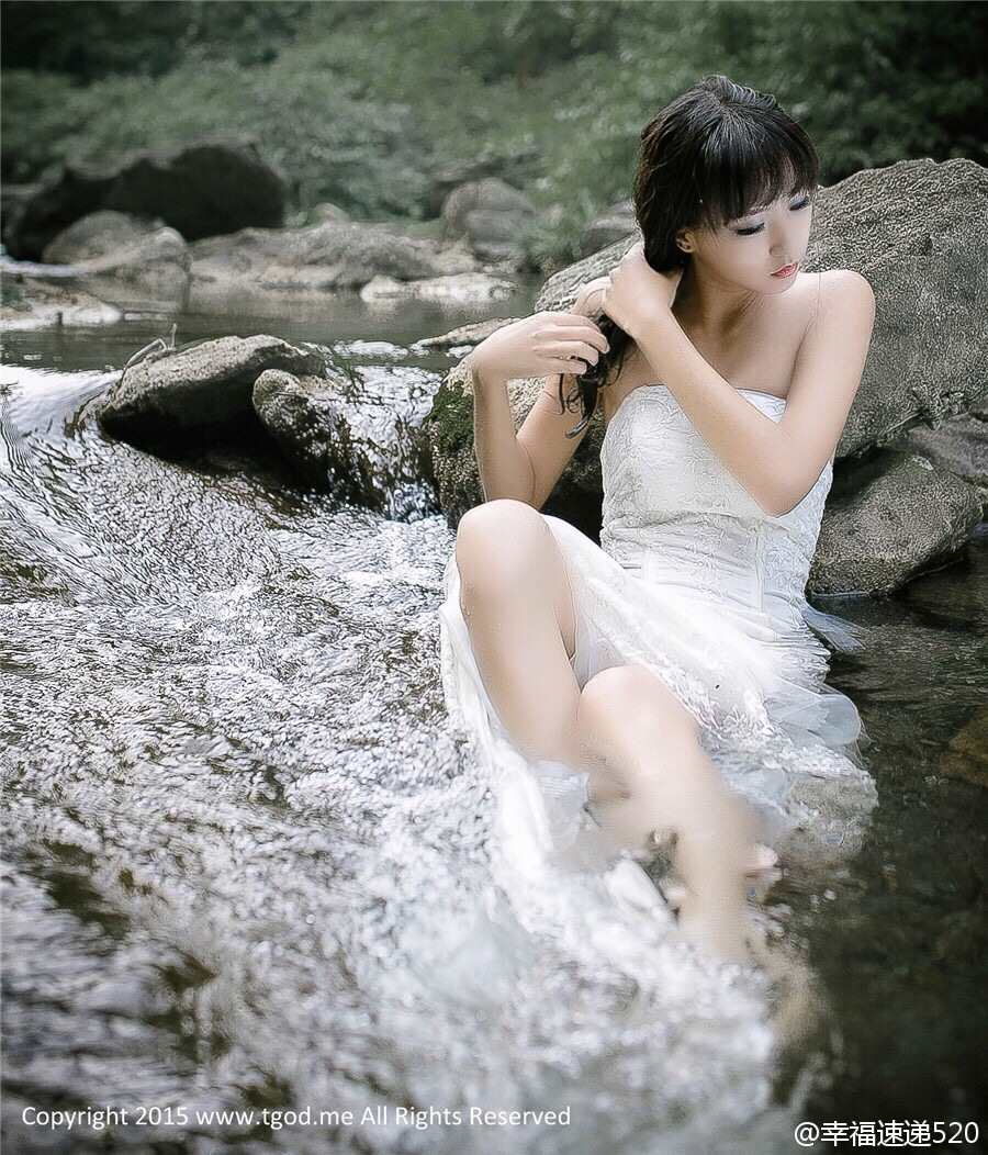 [黑发艳妇11p]白色婚纱裙美女溪边湿身玉足写真集(3)(点击浏览下一张趣图)