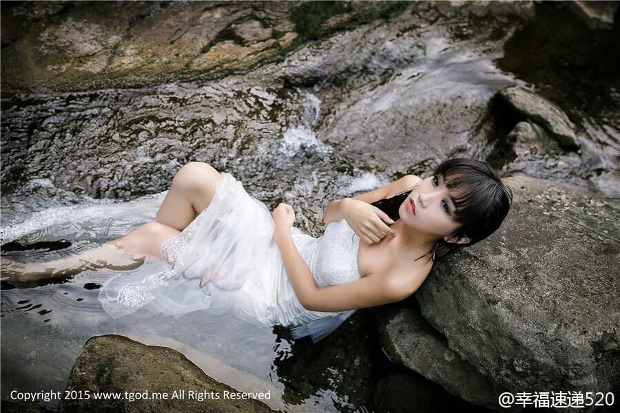 [黑发艳妇11p]白色婚纱裙美女溪边湿身玉足写真集(4)(点击浏览下一张趣图)