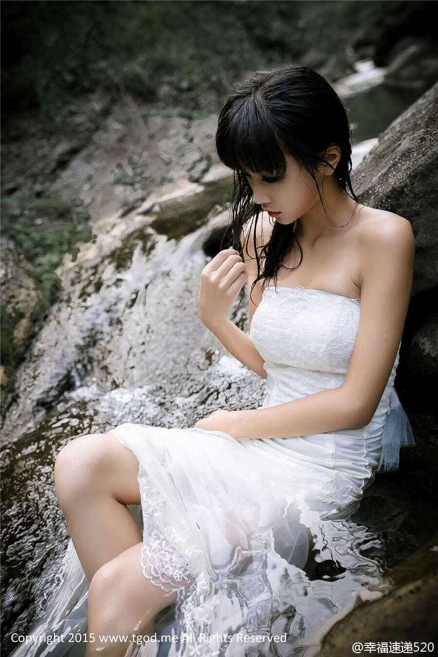 [黑发艳妇11p]白色婚纱裙美女溪边湿身玉足写真集(5)(点击浏览下一张趣图)